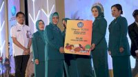 Indira Yusuf Ismail Serahkan Bantuan Penunjang untuk 10 Program Pokok PKK di Peringatan HKG ke-52