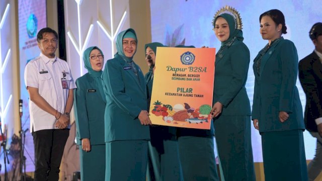 Indira Yusuf Ismail Serahkan Bantuan Penunjang untuk 10 Program Pokok PKK di Peringatan HKG ke-52