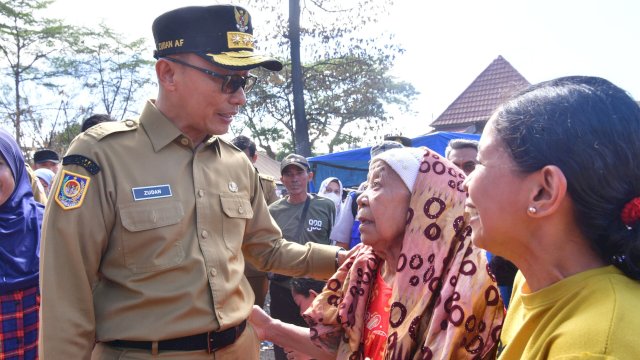 Pj Gubernur Sulsel Salurkan Bantuan untuk Korban Kebakaran di TPA Antang