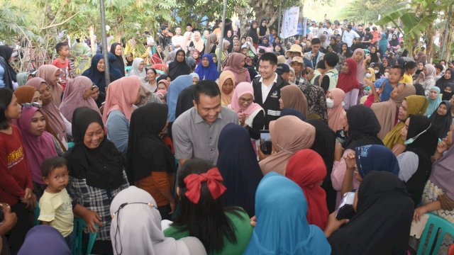 Ribuan Warga Sambut Andi Seto dan Rezki di Barombong