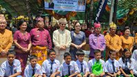 Sekda Sulsel Jufri Rahman Salurkan Bantuan Paket Olahan Ikan dan Seragam Sekolah di Tana Toraja