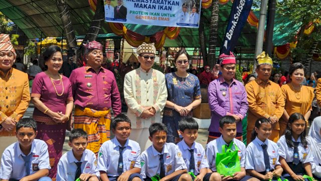 Sekda Sulsel Jufri Rahman Salurkan Bantuan Paket Olahan Ikan dan Seragam Sekolah di Tana Toraja