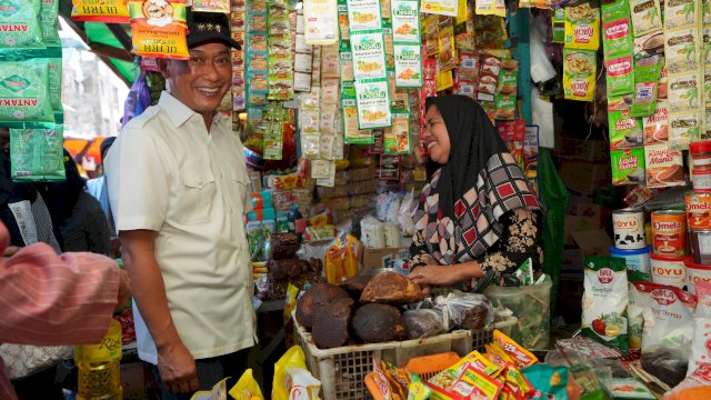 Pj Gubernur Sulsel Tinjau Stabilitas Harga di Pasar Pannampu