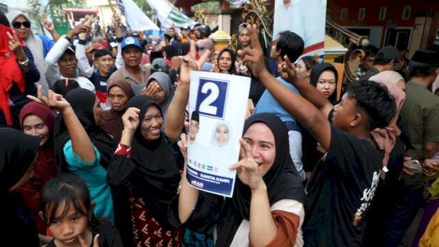 Emak-emak Cabodo Dukung Ilham Azikin Lanjutkan Program Seragam Sekolah Gratis di Bantaeng