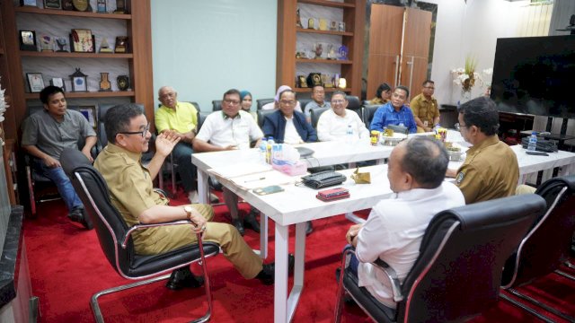 Menjelang pelaksanaan Rapat Kerja Asosiasi Pengusaha Indonesia (Apindo) Sulawesi Selatan yang dijadwalkan pada 7 Oktober 2024, Sekretaris Daerah Provinsi Sulawesi Selatan, Jufri Rahman, menerima kunjungan pengurus Apindo Sulsel di ruang kerjanya, Kantor Gubernur, Senin (30/9/2024).