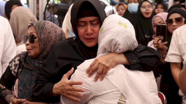 Ketua PKK Makassar Melayat Ke Rumah Duka Syahrial Syamsuri