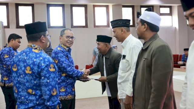 Wali Kota Makassar Danny Pomanto Serahkan SK untuk 50 Imam Kelurahan, Dorong Perkuatan Keimanan Umat