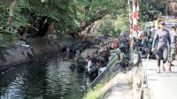 TNI Bersama Masyarakat dan Pemkot Makassar Lakukan Pembersihan Kanal di Jl. Andi Djemma