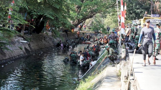 TNI Bersama Masyarakat dan Pemkot Makassar Lakukan Pembersihan Kanal di Jl. Andi Djemma