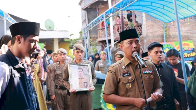 Pjs Wali Kota Arwin Azis Pimpin Upacara Pemakaman Kepala UPTD PPA Makassar Muslimin Hasbullah