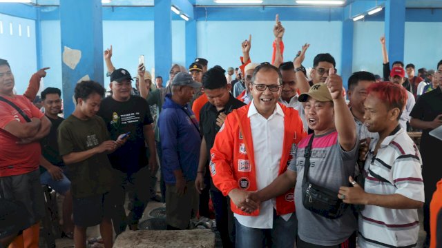 Cagub Danny Pomanto Temui Nelayan di PPI Beba, Janjikan Jaminan Kualitas dan Harga Ikan Terbaik