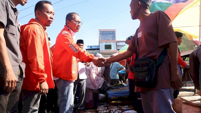 Blusukan ke Pasar Sentral Pangkep DIA   Dorong Peningkatan Ekonomi Kerakyatan