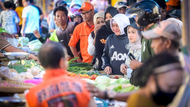 Blusukan di Pasar Bacan, Indira Yusuf Ismail Dapat Dukungan Penuh dari Pedagang