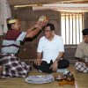 Azhar Arsyad Terima Songkok Recca’ dari Pemangku Adat Karampuang, Komitmen Lestarikan Budaya Lokal