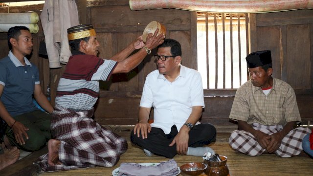 Azhar Arsyad Terima Songkok Recca’ dari Pemangku Adat Karampuang, Komitmen Lestarikan Budaya Lokal