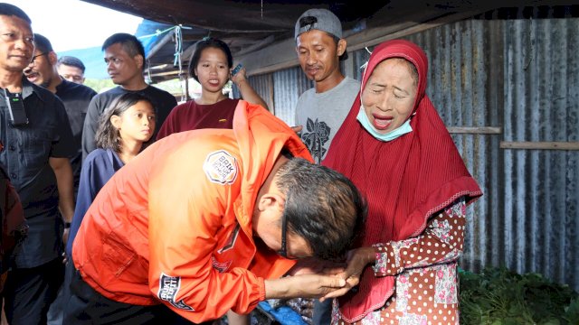 Azhar Arsyad Kunjungi Pasar Kalimporo, Pedagang Sambut Antusias dengan Dukungan Nomor 1