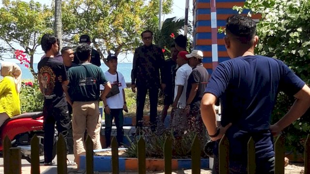 Prof NA (berkacamata) di antara rombongan kampanye paslon 01 UJI-SAH saat terjadi penganiayaan petuas portal Pantai Marina, Sabtu (3/10/2024).