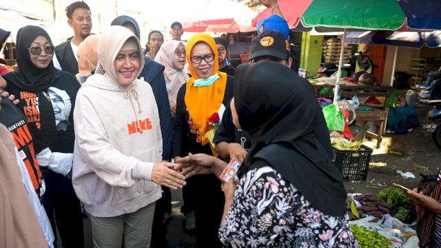 Indira Yusuf Ismail Blusukan di Pasar Terong, Disambut Dukungan Kuat Warga dengan Teriakan Nomor 3 INIMI