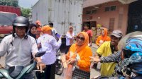 Jumat Berkah Kombes Gandeng Tim INIMI Bagikan Nasi Kotak untuk Pengguna Jalan