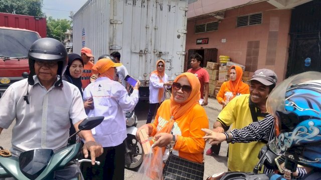 Jumat Berkah Kombes Gandeng Tim INIMI Bagikan Nasi Kotak untuk Pengguna Jalan