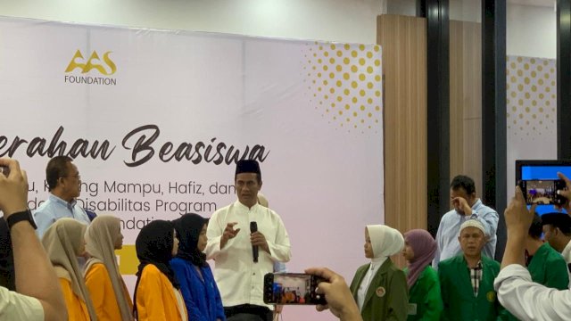 Amran Sulaiman Salurkan Beasiswa Rp2,2 Miliar untuk Anak Yatim Piatu