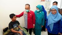 Sunatan Massal HUT Sulsel Ke-355, Pj Gubernur Sulsel Berikan Hadiah Sepeda dan Motivasi Anak-anak