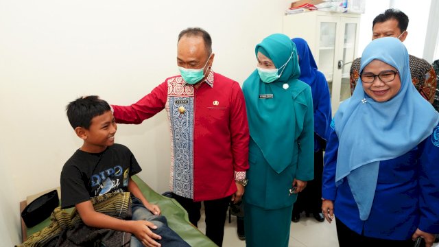 Sunatan Massal HUT Sulsel Ke-355, Pj Gubernur Sulsel Berikan Hadiah Sepeda dan Motivasi Anak-anak