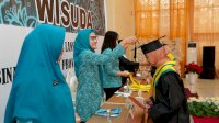 Ninuk Zudan Hadiri Wisuda Sekolah Lansia Ininnawa Binaan PKK Sulsel