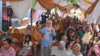 Rezki Lutfi Edukasi Ibu-Ibu di Tallo Tentang Cara Mencoblos yang Benar