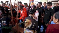Masyarakat Tolotang Sambut Antusias Calon Gubernur Sulsel Danny Pomanto