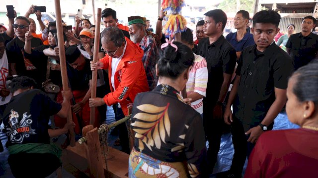 Masyarakat Tolotang Sambut Antusias Calon Gubernur Sulsel Danny Pomanto