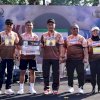 Sulsel Prof. Zudan Serahkan Hadiah Umrah kepada Azhar Ismail, Peserta Korpri Run 2024