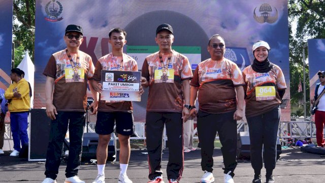 Sulsel Prof. Zudan Serahkan Hadiah Umrah kepada Azhar Ismail, Peserta Korpri Run 2024