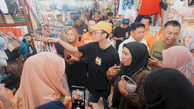 Pasca-Debat, Ilham Fauzi Disambut Meriah di Pasar Sentral Makassar