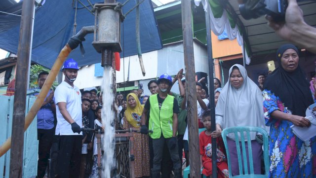 Pasangan SEHATI Buktikan Komitmen Hadirkan Air Bersih Bagi Warga Galangan Kapal