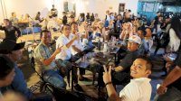 Usai Kampanye,  Andi Seto Asapa Sapa Pengunjung di Caf&eacute; Vaan Sky, Mariso