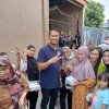 Rebutan Foto Bersama, Warga Tamamaung Sambut Hangat Andi Seto Asapa
