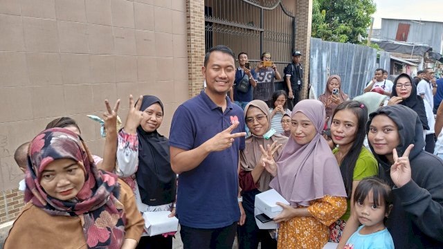 Rebutan Foto Bersama, Warga Tamamaung Sambut Hangat Andi Seto Asapa