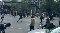 Massa Pendukung Paslon Gubernur Nomor 01 dan 02 Saling Lempar Batu Saat Debat Kandidat Berlangsung