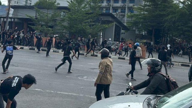Massa Pendukung Paslon Gubernur Nomor 01 dan 02 Saling Lempar Batu Saat Debat Kandidat Berlangsung