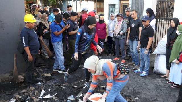 Pj Sekda Kota Makassar Turun Langsung Bantu Warga Terdampak Kebakaran dalam Program Sabtu Bersih