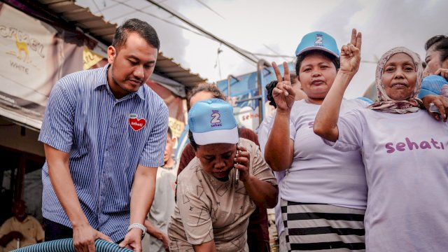 Andi Seto Distribusikan Air Bersih di Tallo, Warga Antusias dengan Sorakan “Oke Gas”