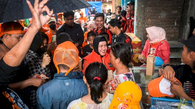 Indira Yusuf Ismail Tantang Cuaca, Hadir di Tengah Warga, Tepis Spekulasi Kesehatan