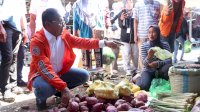 Blusukan ke Pasar Suli Luwu, Danny Pomanto Disambut Dukungan Pedagang dan Nelayan