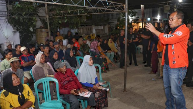 Antusias Warga Siwa Sambut Kedatangan Danny Pomanto Meski Larut Malam