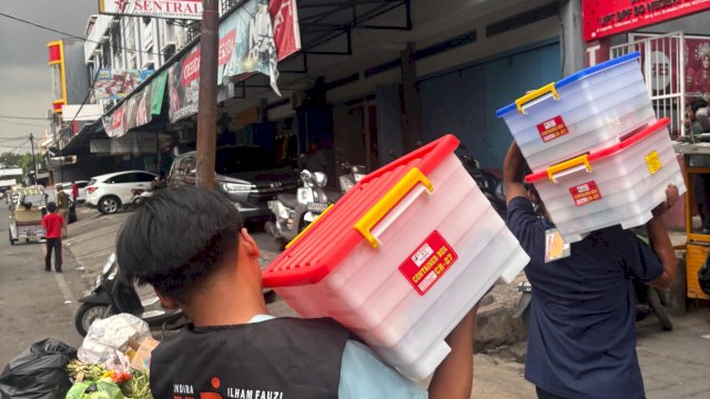 Bantuan Tim Orange Care Sosial bagi Korban Kebakaran di Jalan Laiya, Makassar