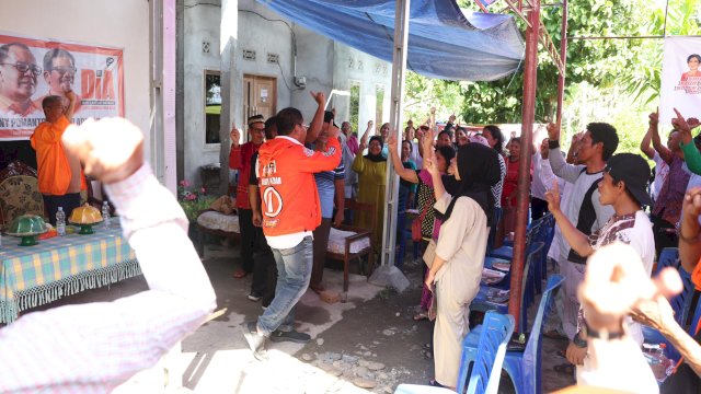 Dianggap Mampu Sejahterakan Rakyat Danny Pomanto Disambut Antusias Masyarakat Desa Manunggal Lutim