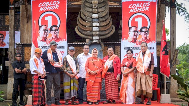 Kampanye Dialogis di Tana Toraja, Danny Pomanto Didampingi Indira Yusuf Ismail dengan Pakaian Adat Toraja