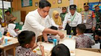 Pj Gubernur Sulsel Prof. Zudan Dampingi Wapres Gibran Tinjau Program Makan Bergizi Gratis di Maros