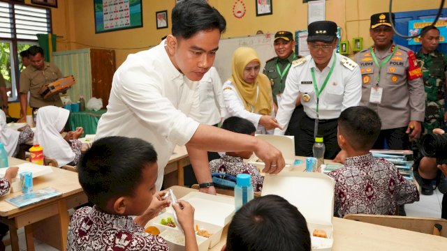 Pj Gubernur Sulsel Prof. Zudan Dampingi Wapres Gibran Tinjau Program Makan Bergizi Gratis di Maros